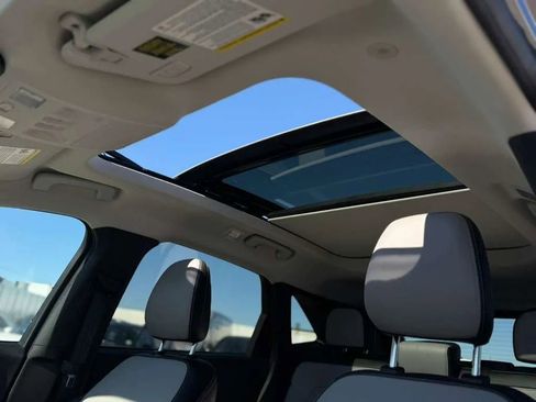 Used 2023 Ford Escape SE w/ PHEV Premium Package image 16