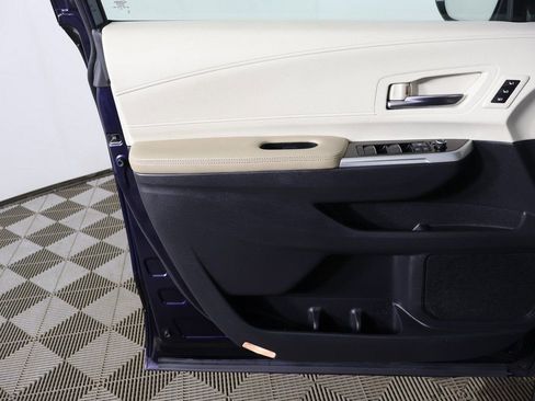 Used 2022 Toyota Sienna Limited image 24
