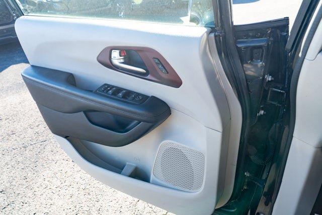 Used 2020 Chrysler Pacifica Limited FWD image 26
