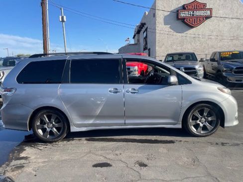 Used 2015 Toyota Sienna SE Premium FWD image 2