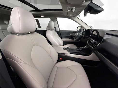 Certified 2024 Toyota Grand Highlander XLE image 43