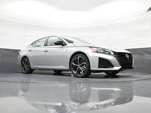 Certified 2025 Nissan Altima 2.5 SR FWD image 18