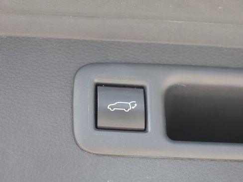 Used 2023 Toyota Highlander LE FWD image 9