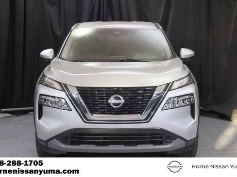 Used 2022 Nissan Rogue SV image 2