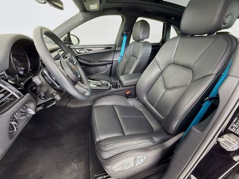 Certified 2025 Porsche Macan AWD/4WD image 5