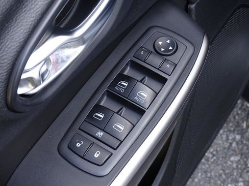 Used 2019 Jeep Cherokee Latitude Plus FWD image 18