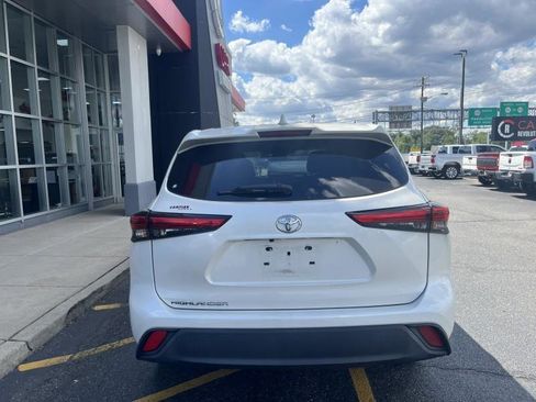 Used 2021 Toyota Highlander L FWD image 5