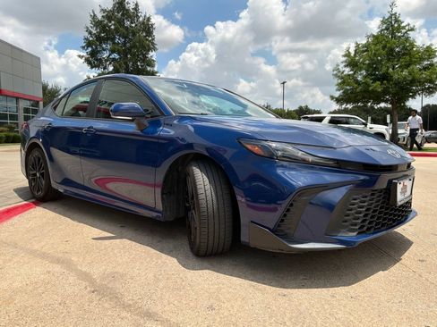 Used 2025 Toyota Camry SE FWD image 4
