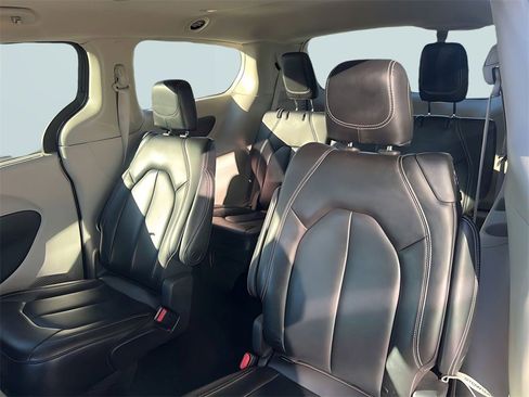 Used 2023 Chrysler Pacifica Touring-L image 12