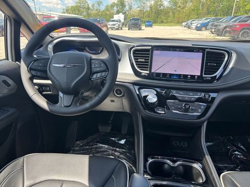 Used 2025 Chrysler Pacifica Limited FWD image 30