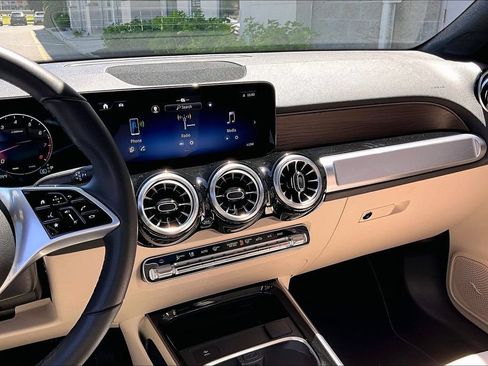 Used 2026 Mercedes-Benz GLB 250 4MATIC image 6
