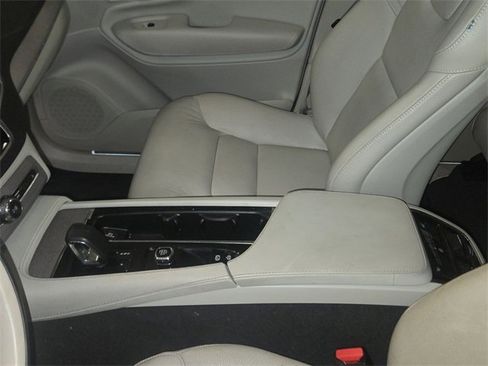 Used 2023 Volvo XC90 B6 Plus image 21