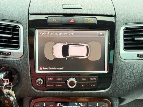 Used 2012 Volkswagen Touareg VR6 image 23