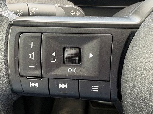 Used 2025 Nissan Kicks SV AWD/4WD image 19