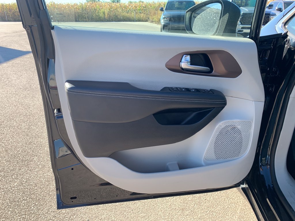 Used 2023 Chrysler Voyager LX FWD image 16