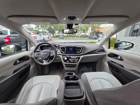 Used 2017 Chrysler Pacifica Touring-L FWD image 10