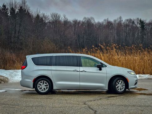 New 2026 Chrysler Pacifica Select image 2