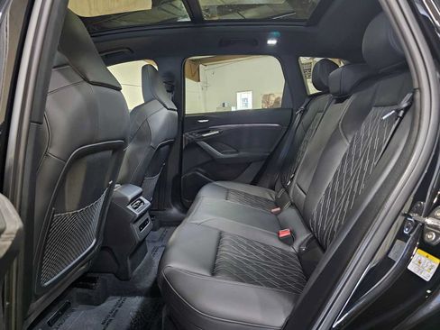 Used 2025 Audi SQ6 e-tron Prestige AWD/4WD image 18