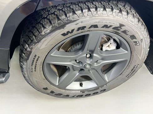 Used 2025 Land Rover Defender 110 X-Dynamic SE image 30