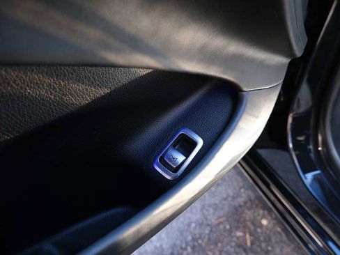 Used 2018 Mercedes-Benz S 560 4MATIC Sedan w/ Premium Package image 21