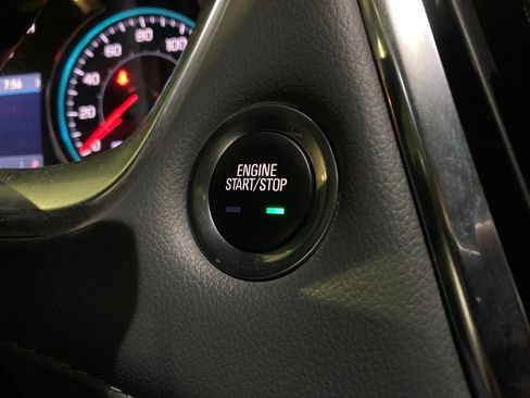 Used 2021 Chevrolet Traverse LT image 19