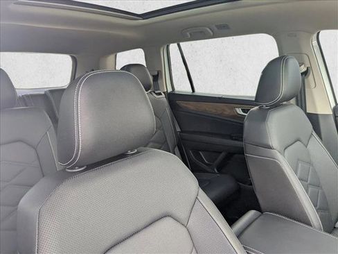 Used 2025 Volkswagen Atlas SE FWD image 22