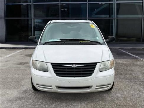 Used 2005 Chrysler Town & Country FWD image 4