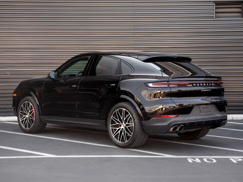 Certified 2024 Porsche Cayenne S AWD/4WD image 3