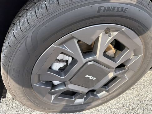 Used 2025 Kia Carnival EX FWD image 5