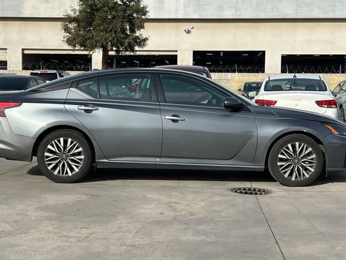 Used 2023 Nissan Altima 2.5 SV image 9