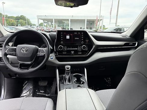Used 2020 Toyota Highlander LE AWD/4WD image 14