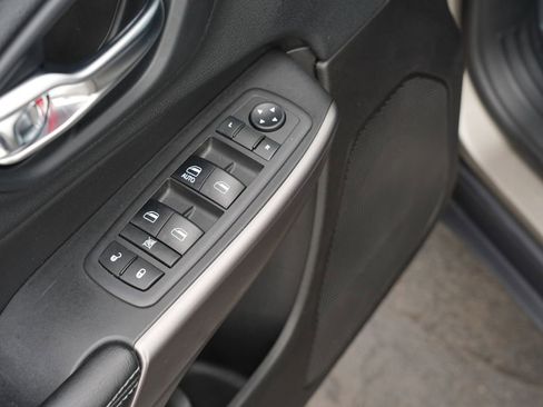 Used 2019 Jeep Cherokee Latitude w/ Popular Appearance Group AWD/4WD image 16