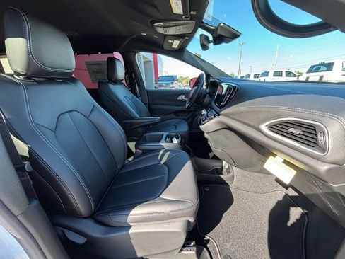 New 2026 Chrysler Pacifica Select image 7