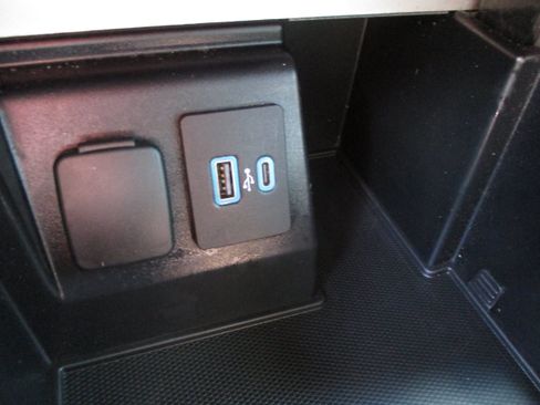 Used 2020 Ford Explorer XLT w/ Equipment Group 202A AWD/4WD image 25