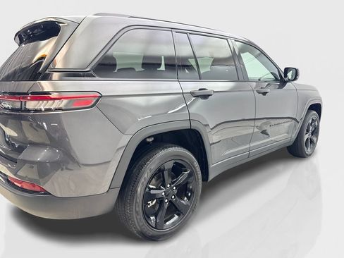 Used 2023 Jeep Grand Cherokee Altitude AWD/4WD image 13
