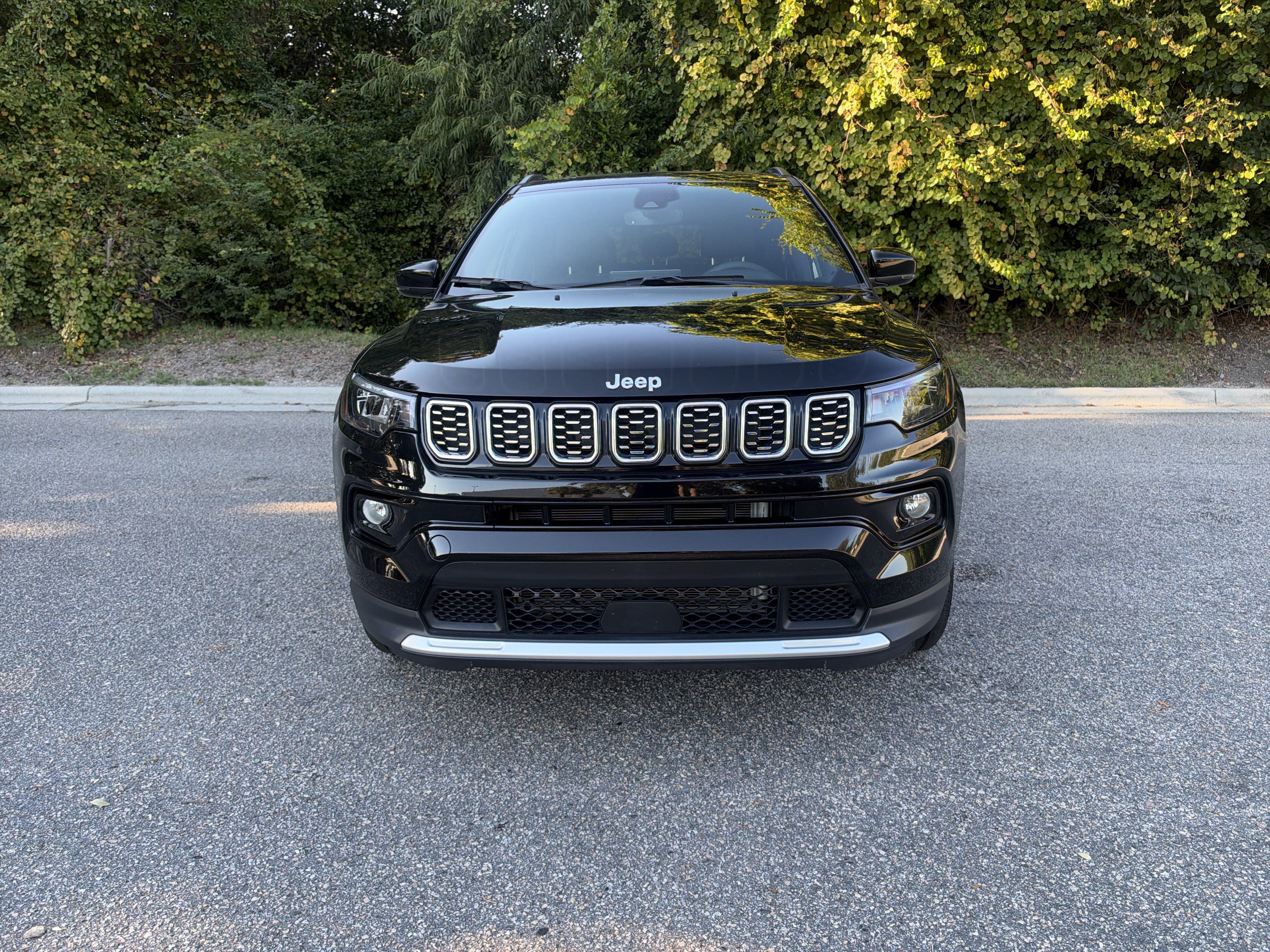 Used 2025 Jeep Compass Limited AWD/4WD image 3