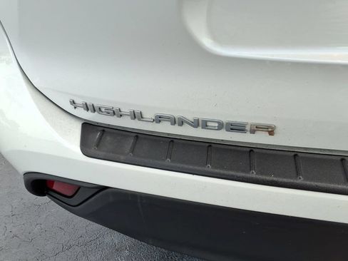 Used 2023 Toyota Highlander XLE AWD/4WD image 9