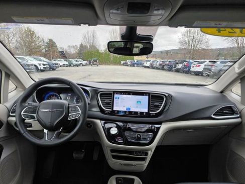 Used 2024 Chrysler Pacifica Touring-L FWD image 20