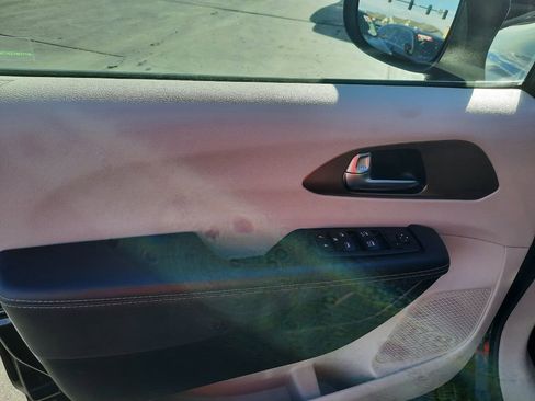 Used 2023 Chrysler Voyager LX image 17