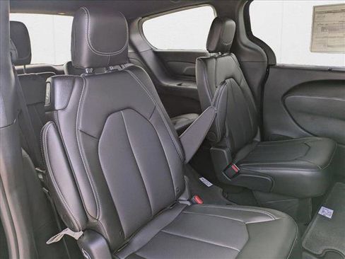 New 2025 Chrysler Pacifica Select image 15