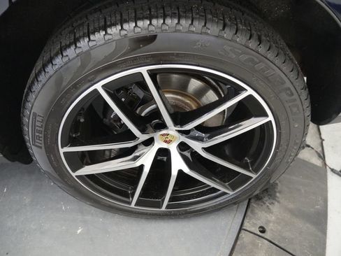 Certified 2023 Porsche Macan image 14