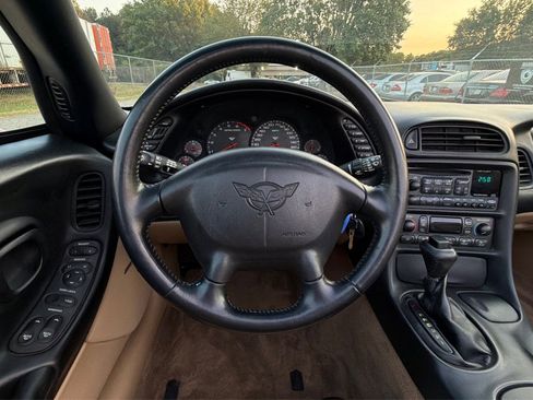 Used 2004 Chevrolet Corvette Convertible w/ Preferred Equipment Group RWD image 18