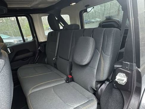 Used 2025 Jeep Wrangler Unlimited Sahara image 29