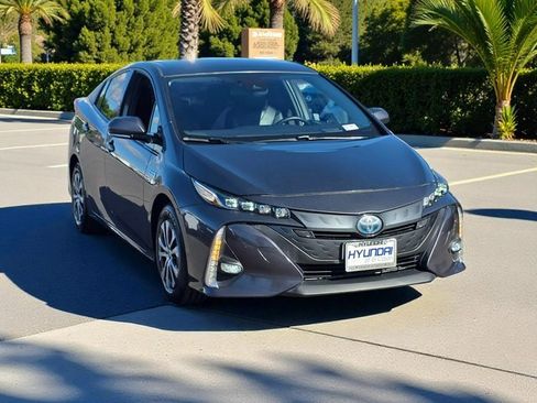 Used 2020 Toyota Prius Prime Limited image 4