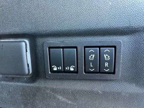 Used 2023 Chevrolet Suburban Premier AWD/4WD image 29