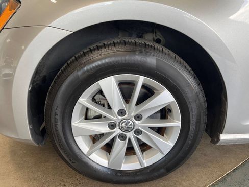Used 2015 Volkswagen Golf S FWD image 26