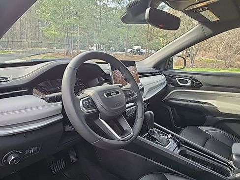 Used 2025 Jeep Compass Limited image 9