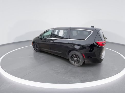 Used 2024 Chrysler Pacifica Touring-L image 6