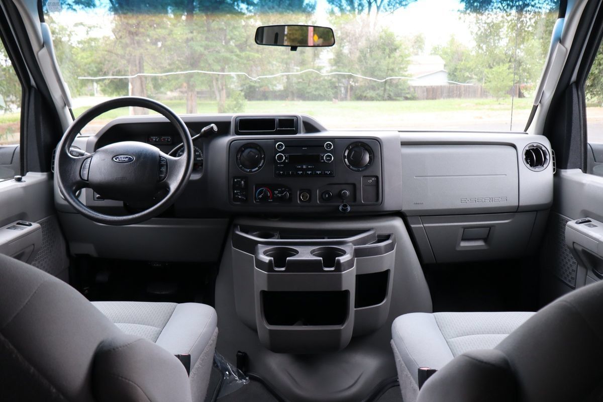 Used 2010 Ford E-350 and Econoline 350 XLT RWD image 16