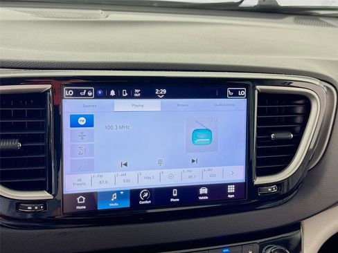Used 2024 Chrysler Pacifica Touring-L FWD image 8